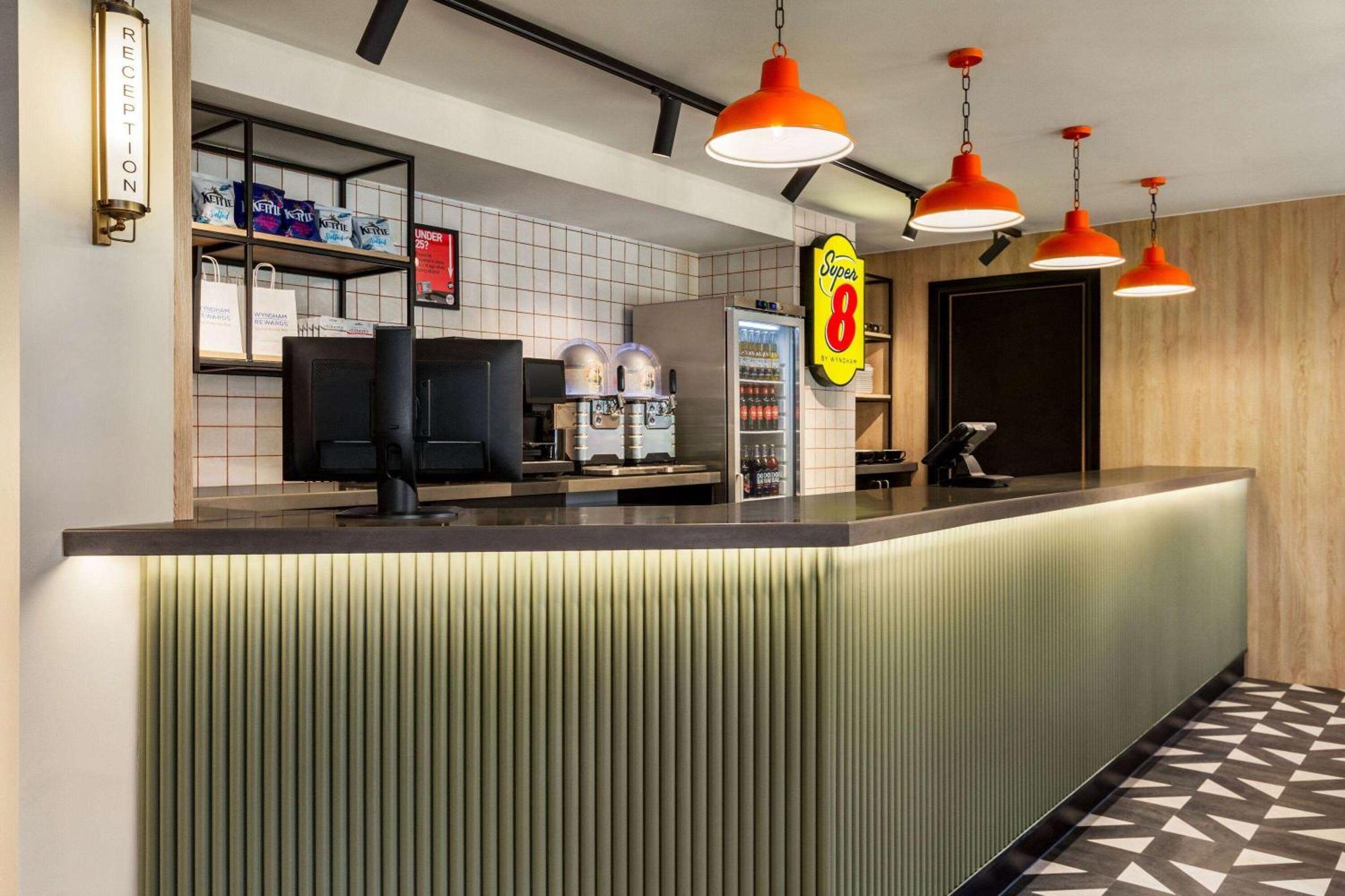 Super 8 By Wyndham East Hotel